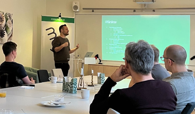 Mikael Björkman presenterar kring ett JS-projekt